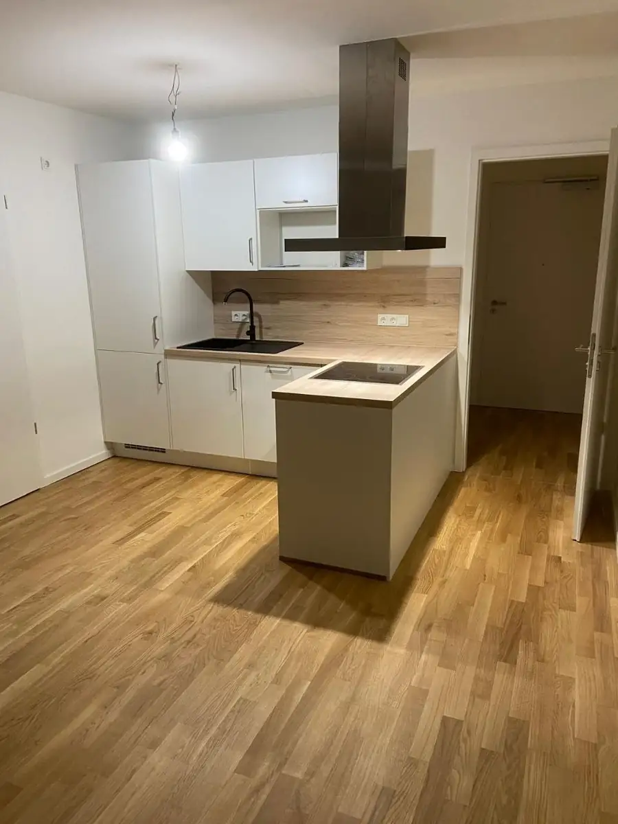 Küchenaufbau mit Kochinsel fertig montiert