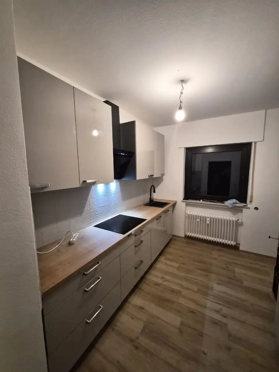 Einbauküche mit Nischenbeleuchtung