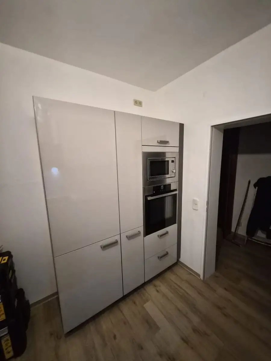 Küchen-Hochschrank mit Einbaugeräten