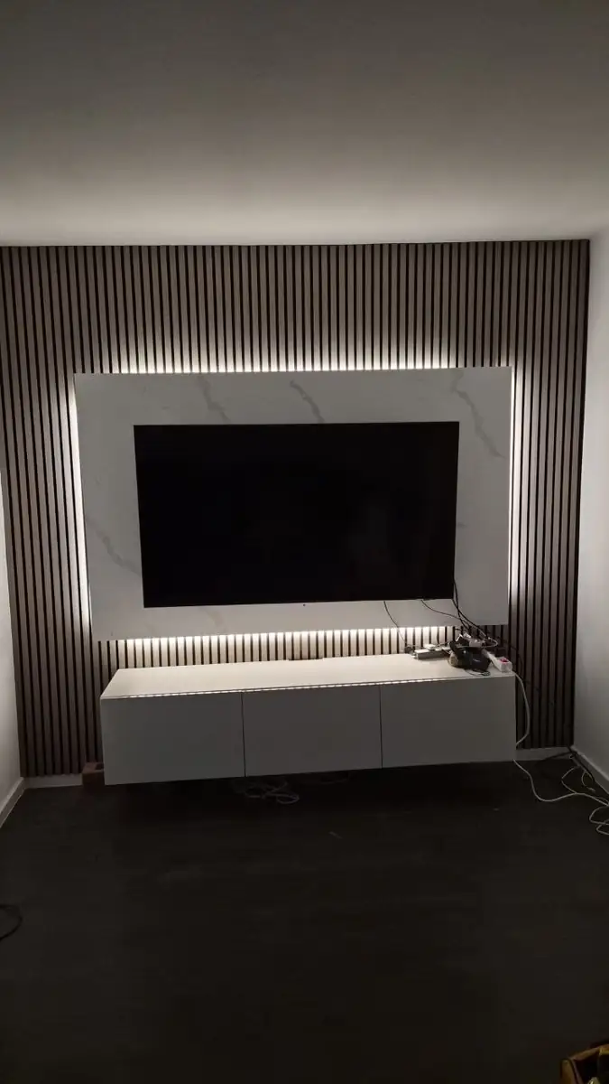 Design TV-Wand mit Akustikpaneelen und LED